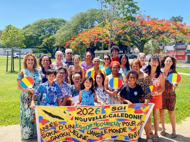 ニューカレドニアの新年の集いでは、代表が新年の御書を拝読し、本年の活動予定について語り合った。新入会の友も参加した（1月1日）