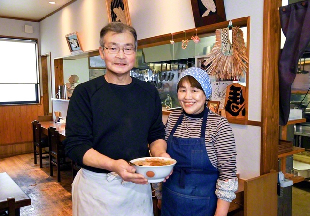 地域の憩いの場として、挑戦を続ける店主の遠藤さん㊧と妻の志津子さん