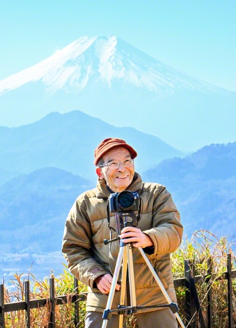 岩殿山（山梨県大月市）の頂上で。フィルムカメラを使う増山さんは「自然そのものの色が出せるんです」と