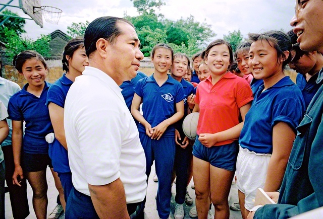 1974年6月、第1次訪中の折、北京市内の中学校で“未来の宝”を激励。「日本の青少年に友情の気持ちを伝えてください」と生徒たち。池田先生は「必ずそうします。皆さんもいつの日か必ず日本に来てください」と応えた