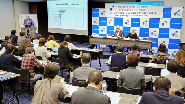 昨年2月の戸田平和研究所の公開セミナーでは5研究プログラムの上級研究員らが講演。参加者との質疑も交え平和への方途を探った（都内で）