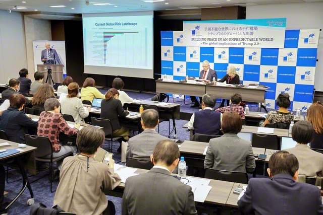 昨年2月の戸田平和研究所の公開セミナーでは5研究プログラムの上級研究員らが講演。参加者との質疑も交え平和への方途を探った（都内で）