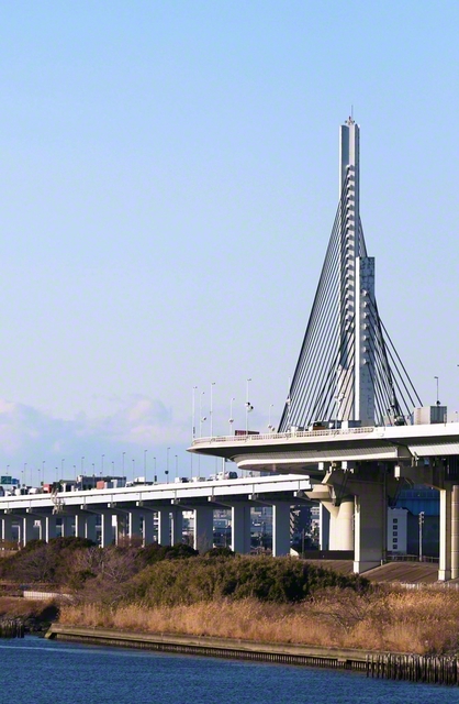 荒川沿いを走る首都高速中央環状線（東京都葛飾区）。首都圏の物流と交通の大動脈として、人々の暮らしを支える