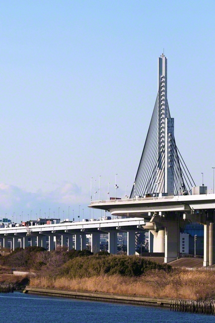 荒川沿いを走る首都高速中央環状線（東京都葛飾区）。首都圏の物流と交通の大動脈として、人々の暮らしを支える
