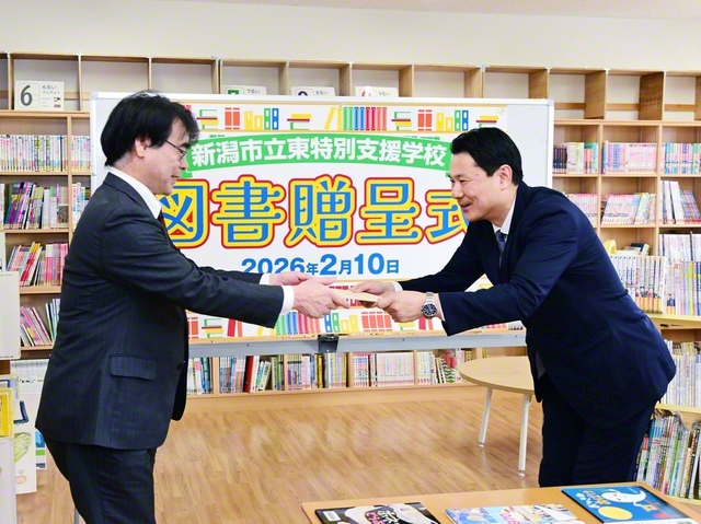 新潟市立東特別支援学校への贈呈式。木下総新潟長㊨が岡田校長に目録を手渡した