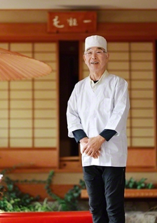 初志貫徹――岩崎さんは同じ板場で半世紀、料理の腕を振るい続けてきた。「職場の第一人者たれ」の学会指導がその胸に宿る