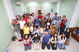 苦楽を共にしながら広布前進への決意を深めるチカラン地区の座談会（昨年9月、チカラン市内で）