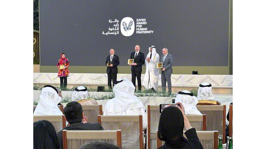 「人類の友愛ザーイド賞」の授賞式。UAEのムハンマド・ビン・ザーイド・アール・ナヒヤーン大統領（右から2人目）から受賞者らに顕彰が行われた（4日、アブダビの創設者記念碑で）