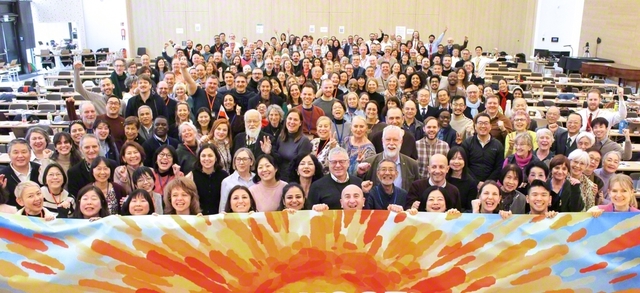 伝統の欧州広布会議に参加した各国のリーダーが朗らかに。欧州に平和の楽土を築きゆく誓いを深めた（1月24日、フランクフルト池田平和文化会館で）