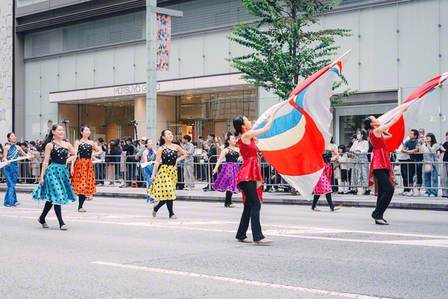 各地のパレードに出演し、観衆に笑顔を届ける（昨年10月19日、東京都内で）