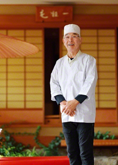 初志貫徹――岩崎さんは半世紀、同じ板場に立ち続けてきた。「職場の第一人者たれ」の学会指導がその胸に宿る