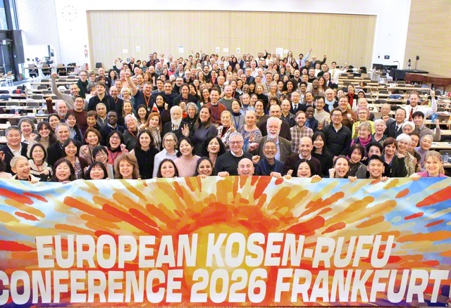 伝統の欧州広布会議に参加した各国のリーダーが朗らかに。欧州に平和の楽土を築きゆく誓いを深めた（1月24日、フランクフルト池田平和文化会館で）