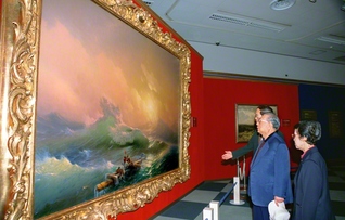 「第九の怒濤」を鑑賞する池田先生ご夫妻（2003年10月31日、東京富士美術館で）