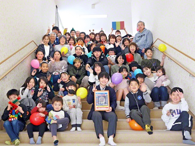 愛知・津島文化会館で行われた「みらいプラザ」の参加者が笑顔で（昨年12月6日）。午前10時から始まって2時間、館内には子どもたちの笑い声、おしゃべりの声がずっと響いていた