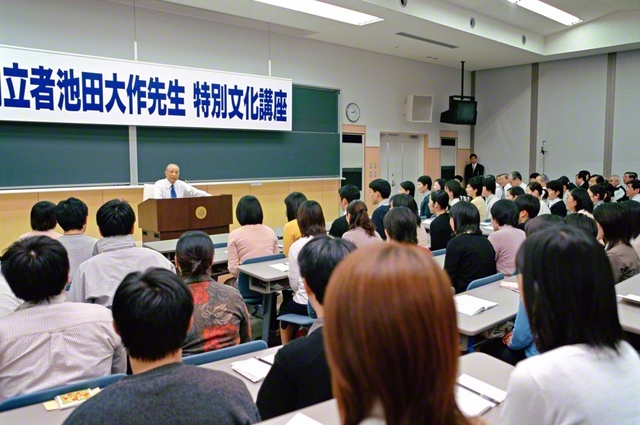 第1回「特別文化講座」で語る池田先生（2003年3月10日、創価大学で）