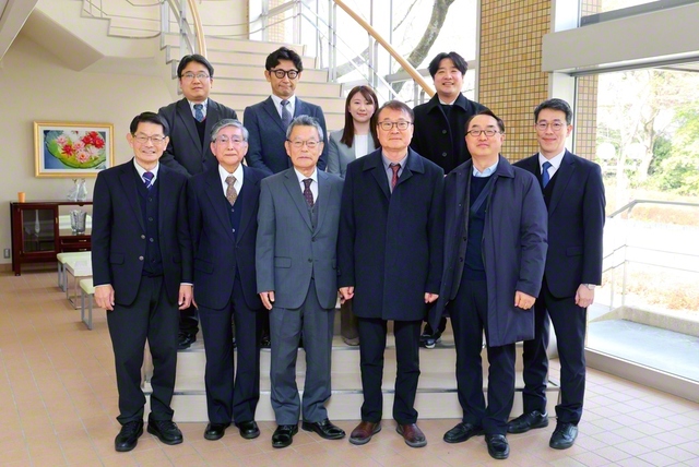 李京源会長（前列右から3人目）と東哲の田中所長（同4人目）らが記念のカメラに納まった（東洋哲学研究所で）