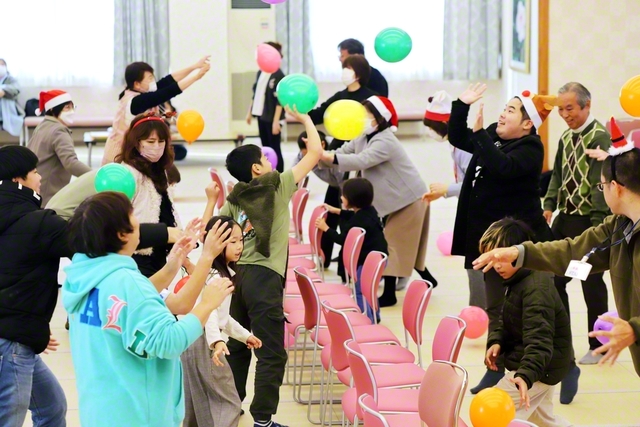 津島文化会館で行われた風船バレー。未来部員は「思っていた以上に全力を出した」と