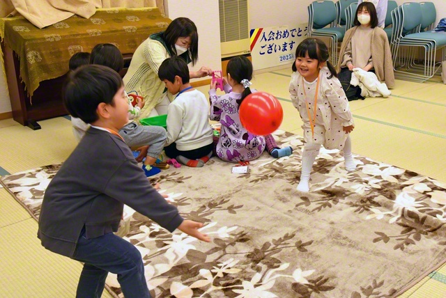 風船を落とさずに何往復できるかな？（同）