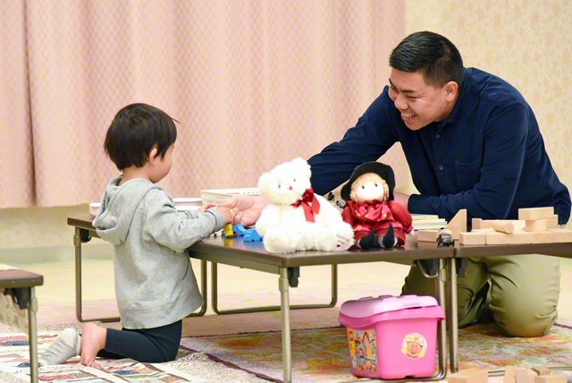 「はい、どーぞ」「ありがとー」（同）