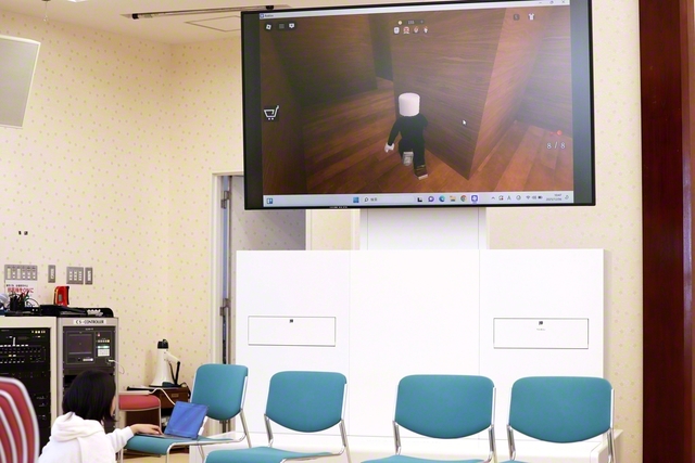 津島文化会館では大型モニターに人気ゲームを映して20分ほど遊ぶ子も。大人は「これが今、はやっているの？」と学ぶ