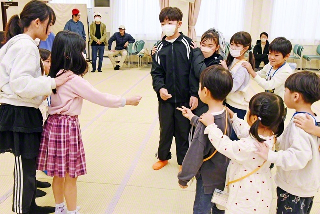 じゃんけん列車や、会館全体を使った宝探しゲームなどを楽しんだ（同）