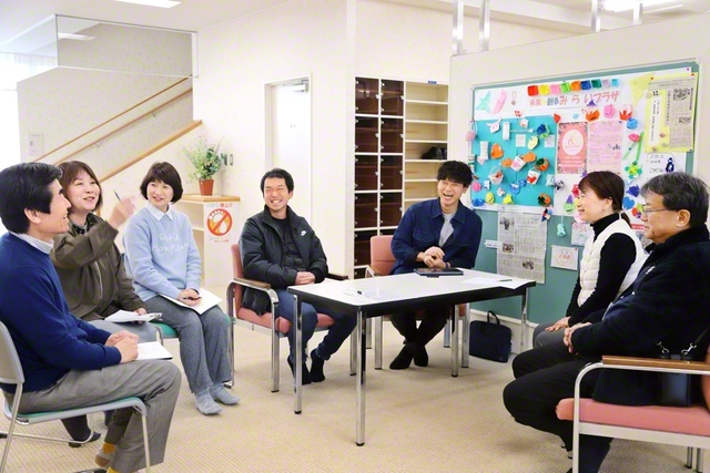 宮川勇作さん（中央右）たちプラザの中心メンバーが、「会館の使い方」を巡って語り合う（津島文化会館で）