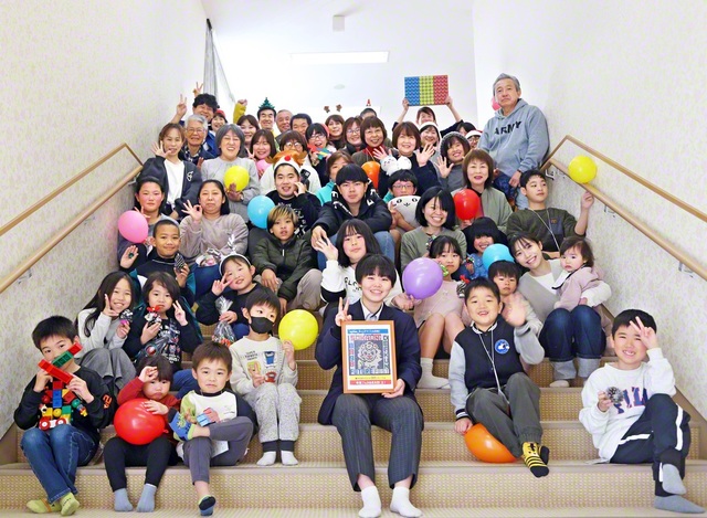 愛知・津島文化会館で行われた「みらいプラザ」の参加者が笑顔で（昨年12月6日）。午前10時から始まって2時間、館内には子どもたちの笑い声、おしゃべりの声がずっと響いていた