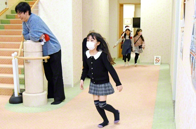 会館の中に隠れているサンタを「みんなで探せ！」ゲーム（同）