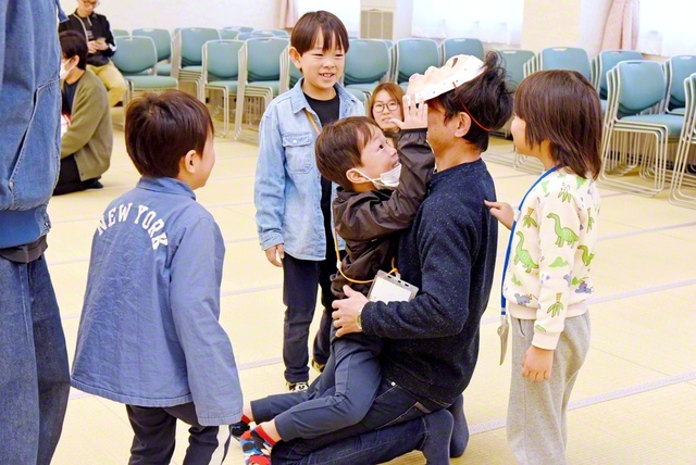 だーれだ？（昨年12月14日、尾張文化会館で）