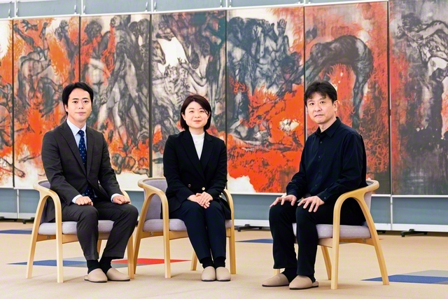 「原爆の図」第2部「火」の原寸大複製画の前で語り合った（右から岡村さん、鈴木さん、福永さん。埼玉文化会館で）