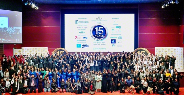 15回目の開催となった「詩人の集い」。素朴な人間愛から、国際平和を望むものまで、自作の詩を朗唱した若者らが記念のカメラに（5日、UAEのドバイで）