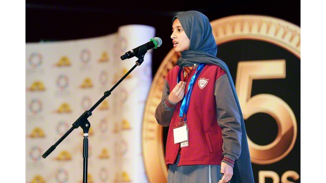 「決して倒れない」と題した詩を詠唱する生徒（5日）