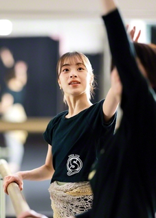 バレエを教える米田さん。クラスには子どもから70代までの生徒が。「何歳から始めても楽しめますよ！」