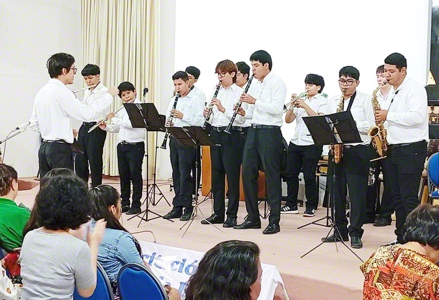 音楽隊が演奏を披露した（同）