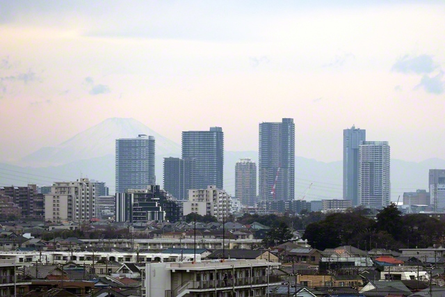 千葉市稲毛区から望む幕張ベイタウンのマンション群。奥にはうっすらと富士の姿が