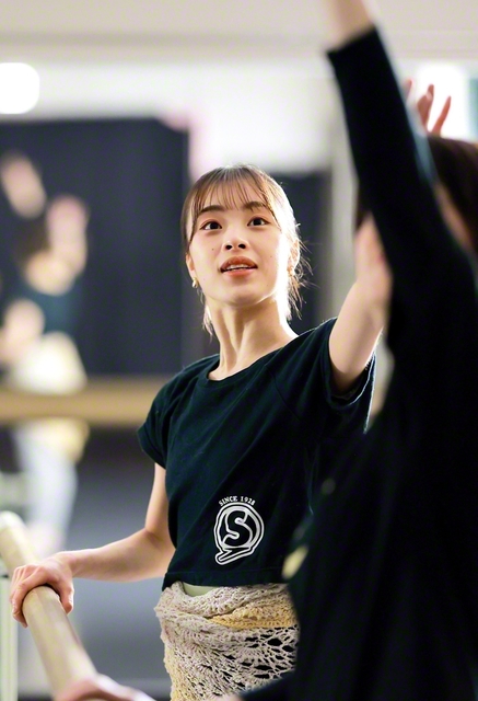 バレエを教える米田さん。クラスには子どもから70代までの生徒が。「何歳から始めても楽しめますよ！」