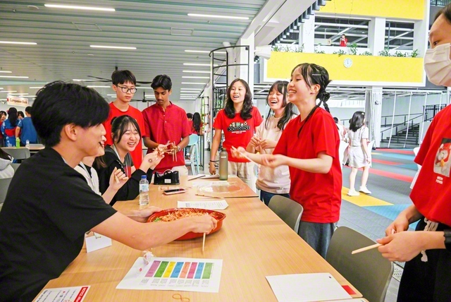 東西の創価高校生とSISMの生徒が笑顔はじける交流を結んだ（2月6日）