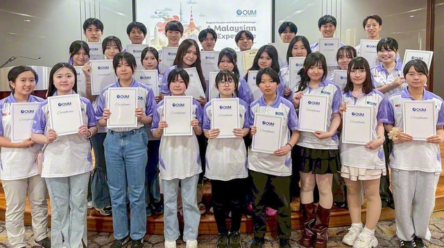 東西の創価高校生がマレーシア公開大学での研修を修了し、記念のカメラに（2月5日）