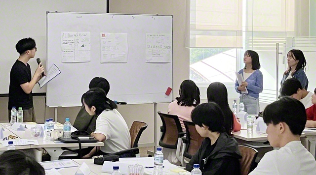 マレーシア公開大学で英語学習に励む東西の創価高校生（2月2日）