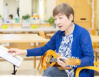 愛用のマンドリンを手に、音楽への情熱がほとばしる中尾さん