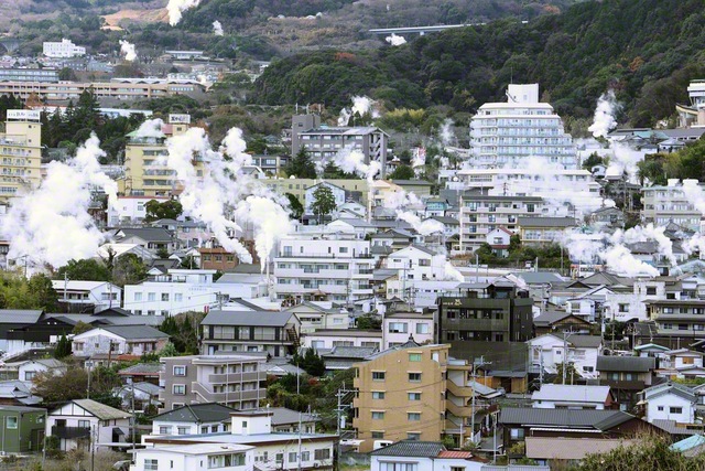 別府八湯の一つ、鉄輪（かんなわ）温泉。斜面に折り重なるように立った建物から、いくつもの湯煙がたちのぼり、温泉地の情緒を醸し出す