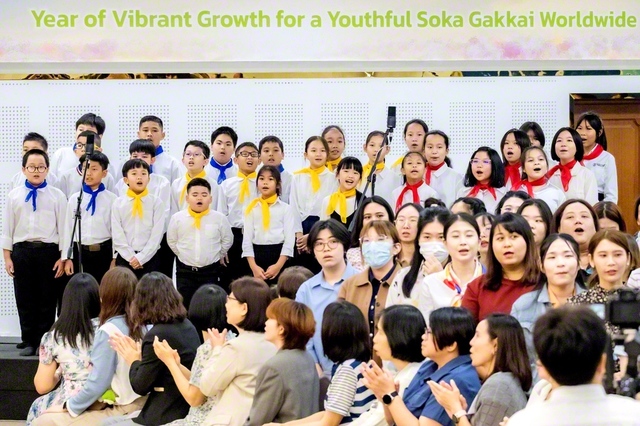 元気いっぱいの合唱を披露する未来部のメンバー（同）