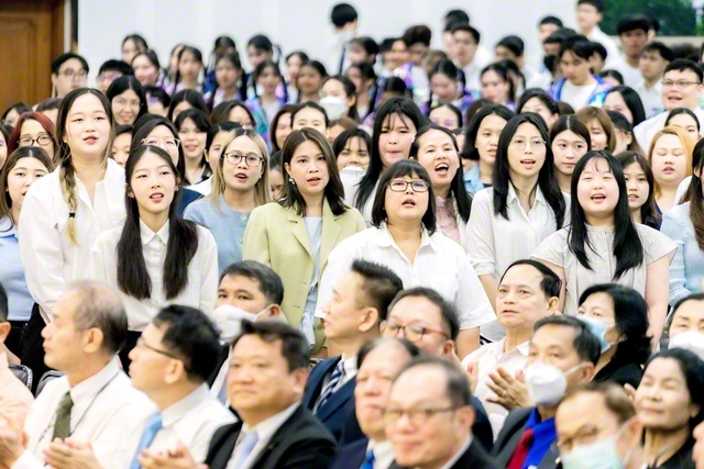 〽さあ　共に出発しよう！――青年部の友が誓いの歌声を響かせて（同）