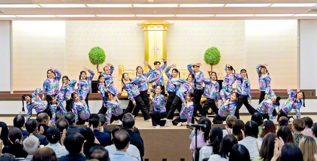 青年部による躍動のダンスに、場内が沸いた（同）