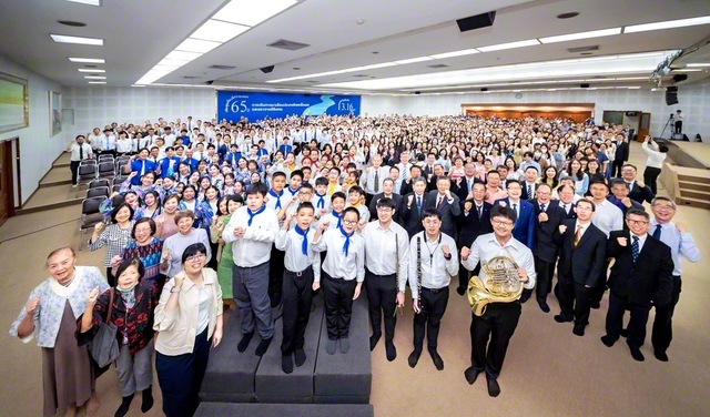 池田先生のタイ初訪問65周年の記念総会に集った友。ある男子部員は「皆の笑顔が素晴らしく、創価家族の温かさに感激しました」と（8日、タイ本部で）