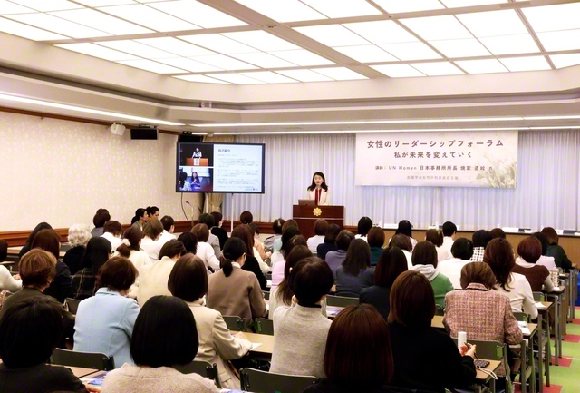 女性平和委員会のフォーラムで講演する焼家所長（戸田記念国際会館で）