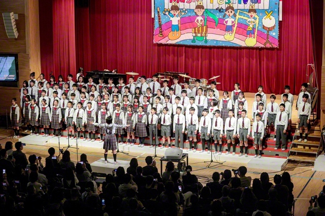 関西創価小学校の音楽発表会。多彩な楽器演奏も披露された（同校で）