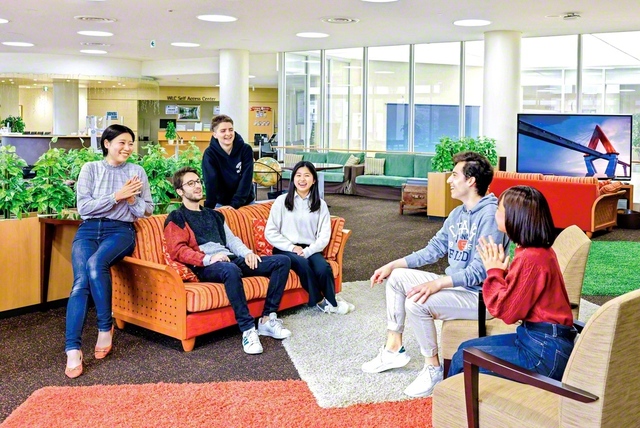 創価大学の国際性あふれるキャンパスで学ぶ学生たち