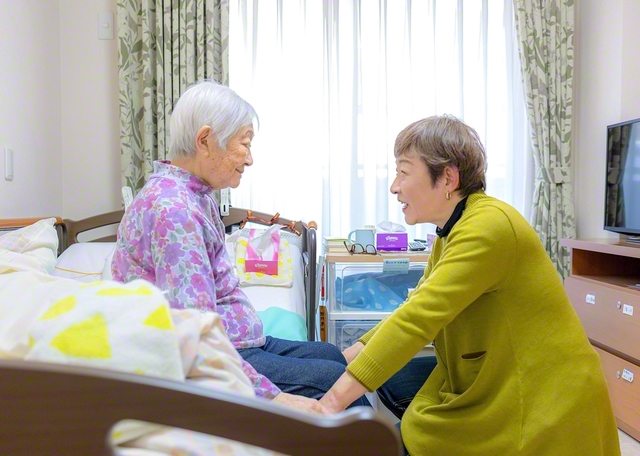 「お母さんのそばに、ずっといたい」と語る中尾さん㊨。母・房江さんが暮らす施設で、本音をポロリ。認知症で意思の疎通が難しくても、親子の絆を強めている