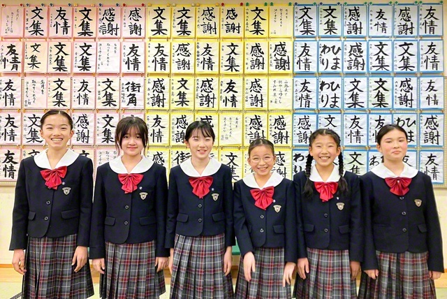 「全国書きぞめ作品展覧会」で入賞した関西小の児童の代表が記念のカメラに